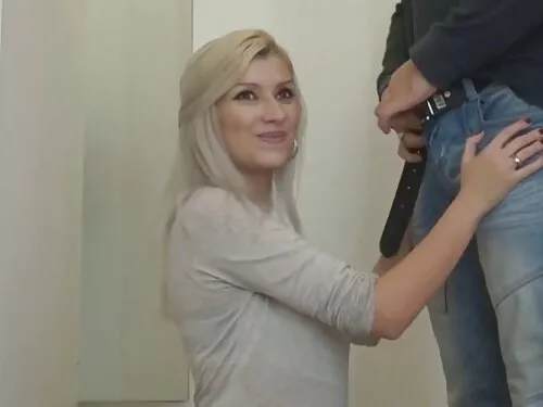 امرأة سمراء شابة مغر ...
