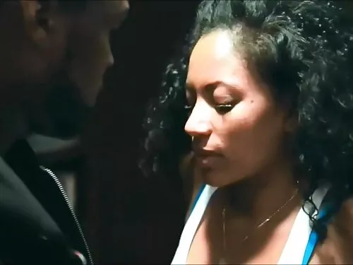امرأة سمراء نحيلة اف ...