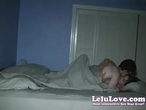 امرأة جميلة مع حبر ا ...